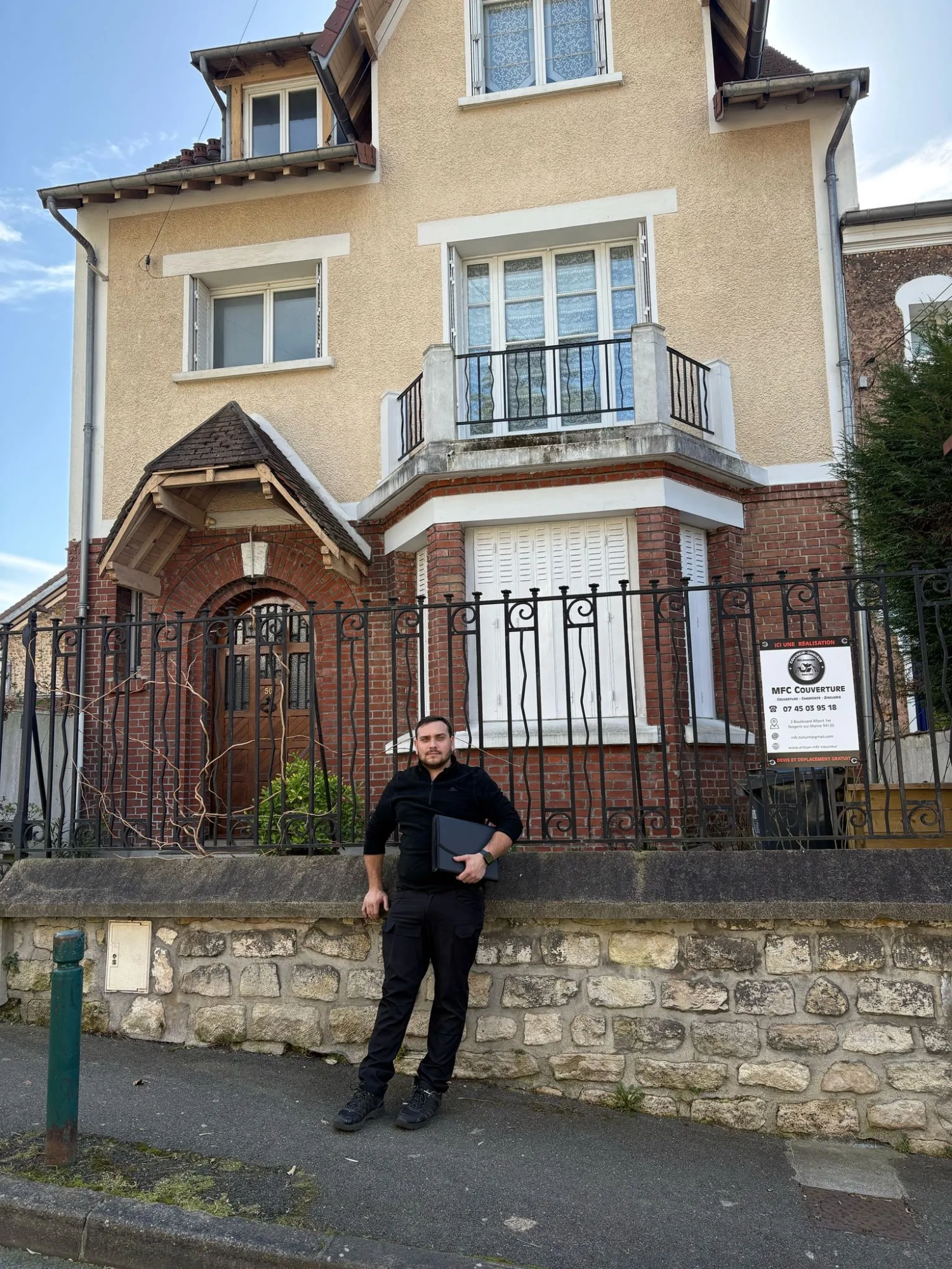 Artisan MFC Couverture devant un chantier à Nogent-sur-Marne